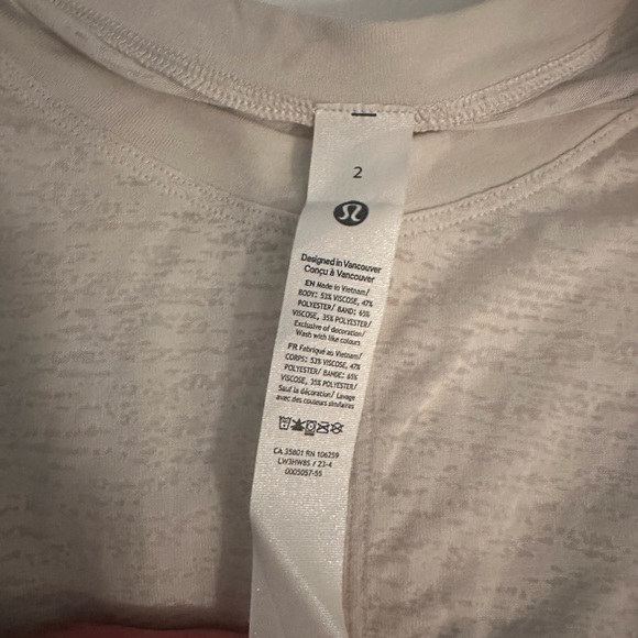 Lululemon women’s T-Shirt - Picture 4 of 6